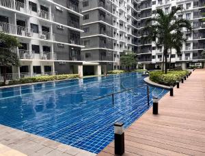 Cozy MOA Staycation Pool View plus Netflix and Walk to Mall