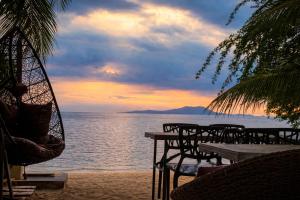 Beachfront house with private pool, Lobo Batangas