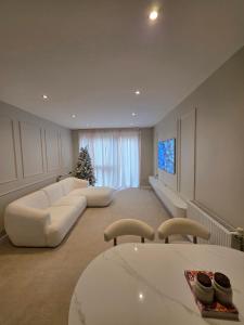 Spacious 1-Bed Apartment & Private Outdoor Space & Parking