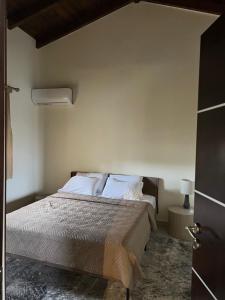 TheraLiving - Boutique Apartment with Balcony