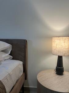 TheraLiving - Boutique Apartment with Balcony