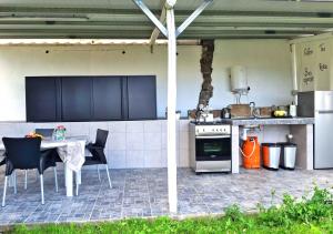 Gästezimmer mit Außenküche l Casa Vento Madeira