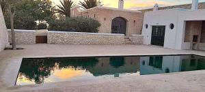 Comme un hameau de charme dominant lOcéan