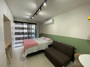 Studio Moderno com Varanda e Piscina