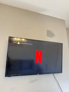 Modern 3 Bedroom Home, Parking, 10 mins to City