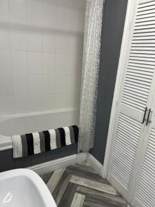 Modern 3 Bedroom Home, Parking, 10 mins to City