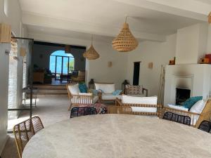 Comme un hameau de charme dominant lOcéan