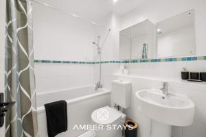 Spacious 3 Bed House in Reading by Amber Stays, Perfect for Business & Contractors, FREE Parking!