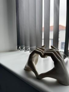 The Emerald Suite 1BR Apartment Near Etihad & Coop Live