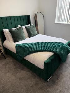 The Emerald Suite 1BR Apartment Near Etihad & Coop Live