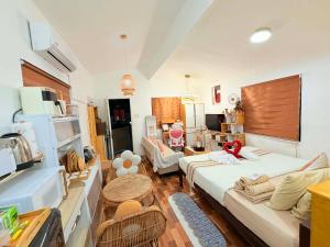Olango Island-Tiny Guest House Fully Furnished with Hot Shower, Washer, Wi-Fi, Netflix & King Bed S&E-3