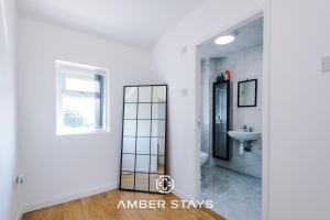 Spacious 4 Bed House in Birmingham City Centre, Ideal for long term with Free Parking!