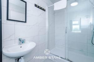 Spacious 4 Bed House in Birmingham City Centre, Ideal for long term with Free Parking!
