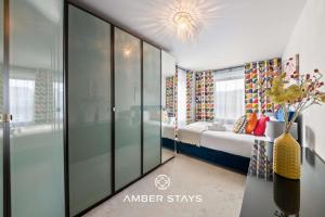 Modern 3 Bed Apartment in Acton by Amber Stays, Perfect for Business & Contractors