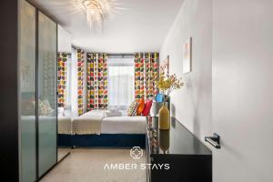 Modern 3 Bed Apartment in Acton by Amber Stays, Perfect for Business & Contractors