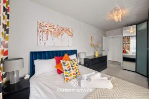 Modern 3 Bed Apartment in Acton by Amber Stays, Perfect for Business & Contractors