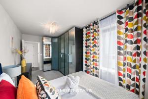 Modern 3 Bed Apartment in Acton by Amber Stays, Perfect for Business & Contractors