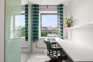 Modern 3 Bed Apartment in Acton by Amber Stays, Perfect for Business & Contractors