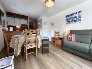 Studio avec coin montagne - 4 pers, à 100m des télécabines, piscine, parking, casier à ski - FR-1-330F-94