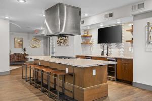 1BR retreat near Ryman with gym access