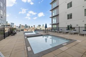 1BR retreat near Ryman with gym access