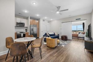 1BR retreat near Ryman with gym access