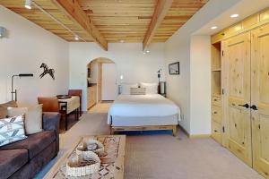 Timberline Condominiums Studio Deluxe Unit 215