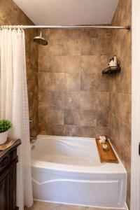 Elegant Guesthouse near Sheppard Subway with Private Ensuite Rooms