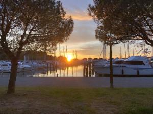 MARINA PEARL - Serene Seafront Retreat with Jacuzzi on Rooftop Terrace, Hausboot