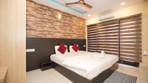 EMERALD GRAND Rooms and Serviced Apartment