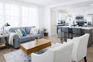 5 Bedroom Home Sleeps 10, Avondale Jacksonville, Ping Pong, Screened Porch, Parking