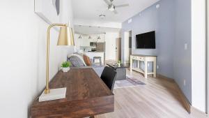 Landing Chic 1BD Clubhouse Courtyard