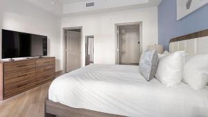 Landing Chic 1BD Clubhouse Courtyard