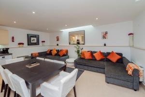 Wow 10 Beds 2 bath Lift Parking Contractor welcome