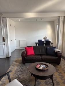 Bright, Spacious One-Bedroom Flat in Kensington