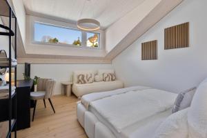 HAVN - Alpine House with Terrace, Cinema and free Parking