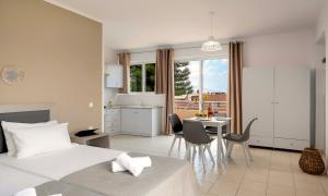 The Garden Beachside Hotel - 200m beach walk