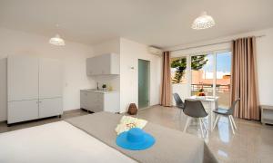 The Garden Beachside Hotel - 200m beach walk