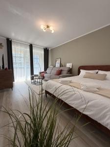 2 Beds - Free Parking - Steps to Coresi Mall