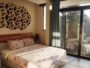 Glass & Green Perch Full Home with Heated Pool