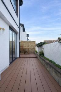 Fabulous Ground Floor Apt Adjacent to Beach
