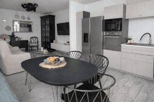 Apartment with Jacuzzi and Courtyard in Andernos