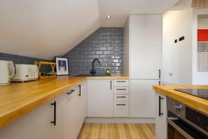 Bournemouth Luxe 3BR-3 Bath-Parking-Walk to Beach-4 Mins drive to train station