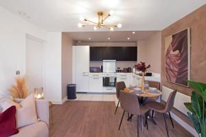 Stylish 2 Bed Apartment in Central Hemel, Parking