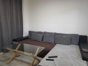 Luxury 2 Bedroom City Centre Apartment Sleeps Up to 6 HS2 Deals available