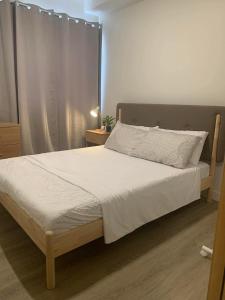 Cozy 1BR with Balcony, Sea View and Pool - Fast WiFi - Snug Sanctuary
