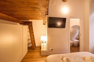 AM Stays 11 - Cozy Medieval Loft in City Center