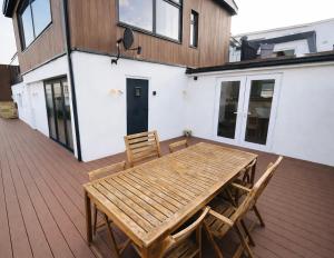 Fabulous Ground Floor Apt Adjacent to Beach
