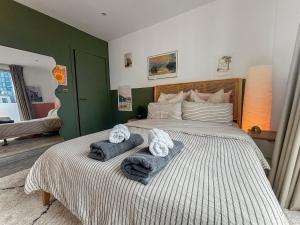 Entire 1 Bed Flat - Top Floor - Best Location