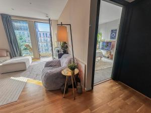 Entire 1 Bed Flat - Top Floor - Best Location
